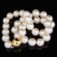 Lot 377 - Fresh water pearl single strand necklace with