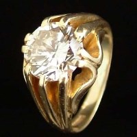 Lot 411 - Solitaire diamond ring