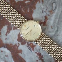 Lot 426 - 9ct gold Sovereign Gold quartz wristwatch on 9ct