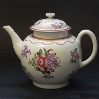 Lot 569 - Worcester teapot circa 1780