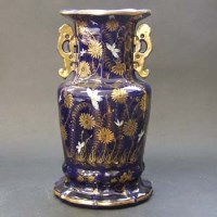 Lot 585 - A 19th century Masons blue and guilt vase