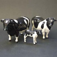 Lot 678 - Beswick Friesian cow set