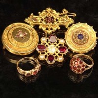 Lot 315 - Garnet and pearl floret brooch, 2 round brooches