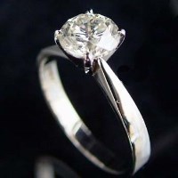 Lot 320 - Platinum and diamond ring, approx 1.24ct