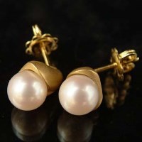 Lot 371 - Pair 18ct pearl ear studs