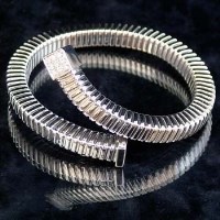 Lot 379 - 18ct white gold bangle