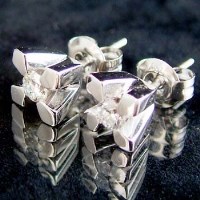 Lot 380 - Diamond ear studs, 0.20ct