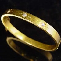 Lot 384 - 18ct bangle set with three diamonds