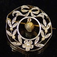 Lot 408 - Gold wreath brooch set with diamonds