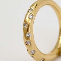 Lot 439 - Torus shaped diamond ring