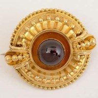 Lot 443 - Gold and garnet circular brooch