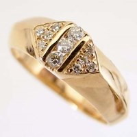 Lot 447 - 18ct diamond set ring