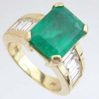 Lot 466 - 4.6ct emerald ring