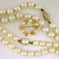 Lot 495 - Two pearl necklaces and a pearl brooch