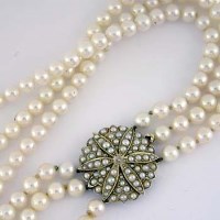 Lot 514 - Three strand pearl choker neckace