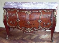 Lot 867 - Reproduction bombe commode chest