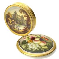 Lot 577 - English porcelain lidded box