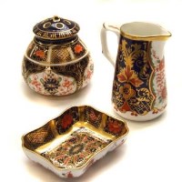 Lot 612 - Crown Derby pot pourri, jug and dish
