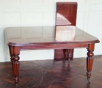 Lot 728 - Wind out table with fluted legs and leaf