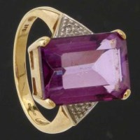Lot 281 - Coloured stone 9ct gold ring