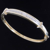 Lot 301 - Diamond bangle