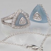 Lot 332 - An 18ct gold jade and diamond suite by Mauboussin