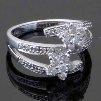 Lot 333 - Floral diamond ring