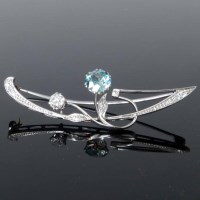Lot 336 - Diamond bar brooch