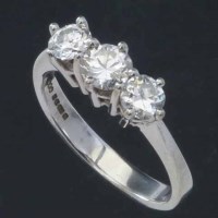 Lot 337 - Three-stone diamond ring
