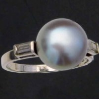 Lot 340 - Grey pearl and platinum ring.