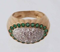 Lot 377 - Diamond & emerald oval domed cluster yellow gold