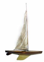 Lot 8 - Mahogany pond yacht