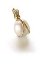 Lot 175 - A south sea collared pearl and diamand cut cage