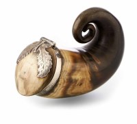 Lot 264 - 19th century Scottish ram's horn small snuff mull with silver collar and hinge