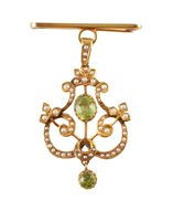 Lot 386 - Edwardian 9ct gold peridot and seed pearl pendant brooch.