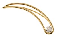 Lot 31 - 1.03 carat diamond solitaire 18ct yellow gold brooch